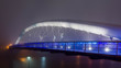 Oświetlony most w nocy we mble