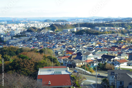 横浜市金沢区の街並み 遠景に八卦島や東京湾を望む Adobe Stock でこのストック画像を購入して 類似の画像をさらに検索 Adobe Stock