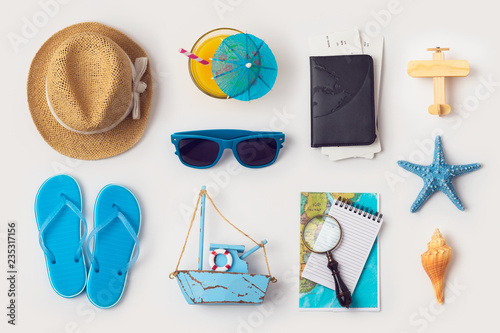 Fotografía Travel holiday vacation concept with beach and travel items organized on white b