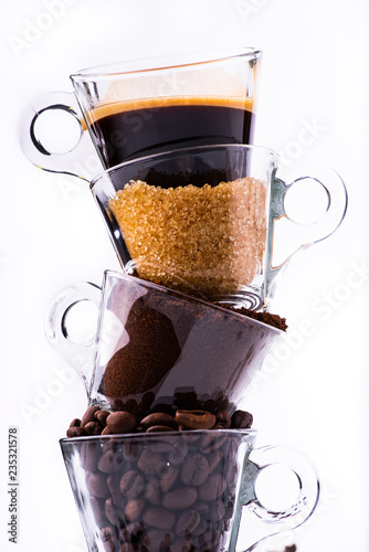 Fotografia glass cups, in vertical sequence, with coffee beans, ground coffee, brown sugar and a creamy drink