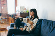 © Wataru Kitamura - ソファーでテレビを見る女性