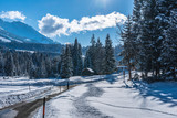 Fototapeta Krajobraz - Wanderweg im Winter Berghütte Gunzesrieder Tal Allgäu Bayern 