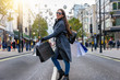 Shopping Konzept: attraktive Frau mit zahlreichen Einkaufstaschen in der Hand im Einkaufswahn auf der Oxford Street in London