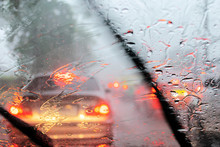 Heavy rain, visibility is difficult. Turn on the wiper to help solve the problem.