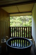 半露天風呂　旅館　緑の中　昼間　円形　浴槽