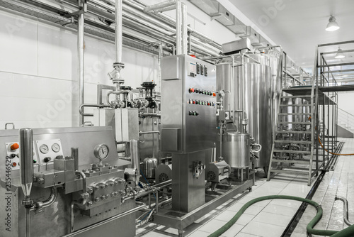 Fotografía general view of the interior of a milk factory