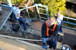 Dachdecker bei Instandhaltungsarbeiten: Sicherheitsgurt nach Vorschrift anlegen und nutzen, Unfälle vermeiden