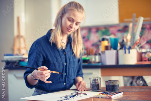 Fotografía Young Woman Artist Working On Painting In Studio