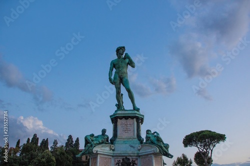 Fotografía David statue on Piazzale Michelangelo. Evening. Florence, Italy.