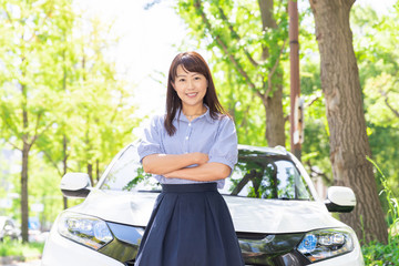 ミドル女性と自動車