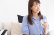 © miya227 - 部屋で水を飲むミドル女性