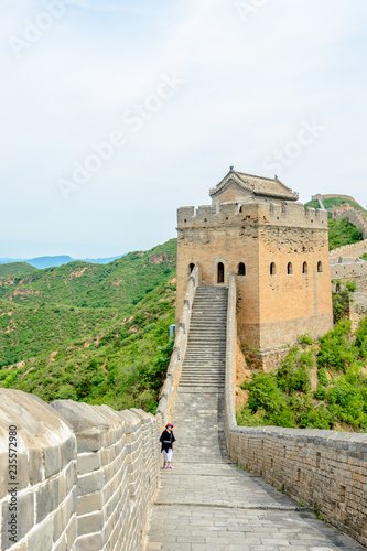 Plakat W średnim wieku kaukaski pani pozowanie na szczycie wielkiego muru Chin w Jinshanling