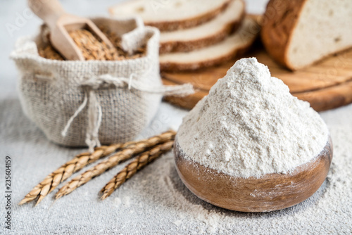 Fotografía wheat and flour on the table