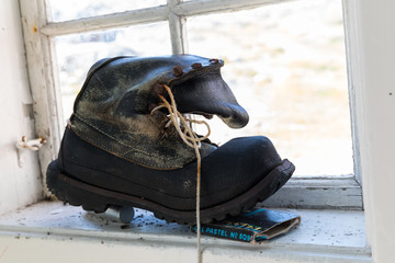 Stiefel in altem verlassenen Inuit-Dorf - Grönland