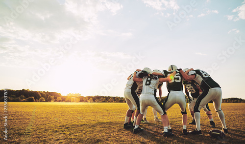Fotografía American football players in a huddle during practice