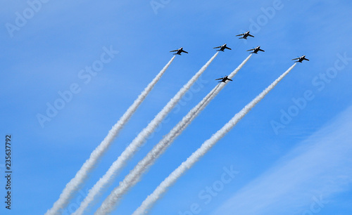 ブルーインパルス アクロバット飛行 飛行機雲 Adobe Stock でこのストック画像を購入して 類似の画像をさらに検索 Adobe Stock