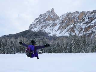 Südtirol - Frau genießt die verschneite Berglandschaft