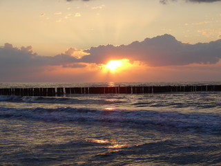 Sonnenuntergang am Meer. Atemberaubende Abendstimmung am Strand.