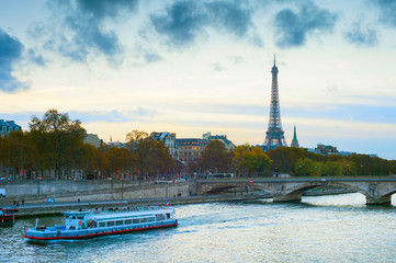 Fototapete - Eiffel Tower cruise boat Paris