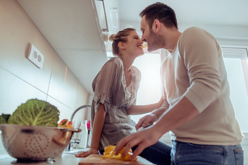 Poster - Lovely couple in the kitchen