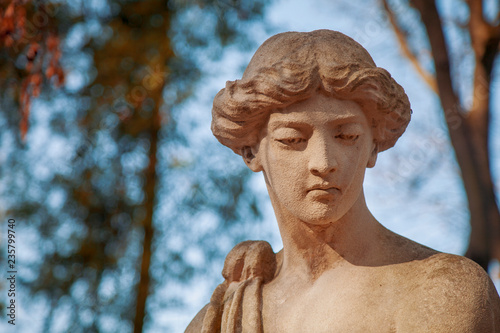 Fotografia Goddess of love in Greek mythology, Aphrodite (Venus in Roman mythology) Fragment of antique statue