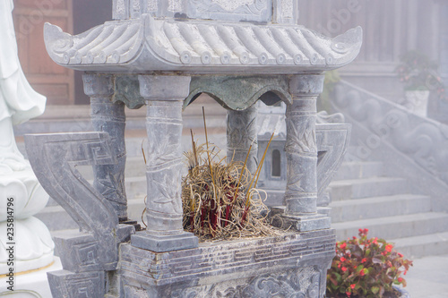 Fotografia Incense sticks are smoking near buddhism temple in Fansipan peak, north of Vietn
