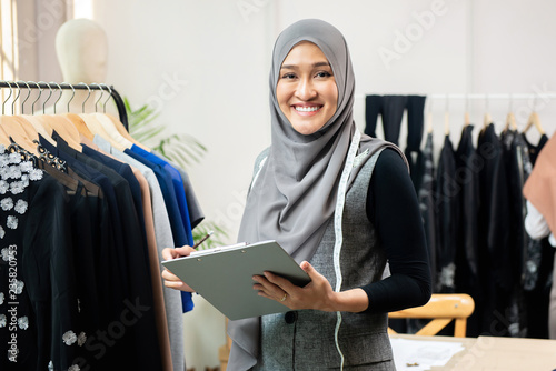 Cuadros en Lienzo Asian muslim woman designer in her tailor shop