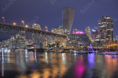 Fotografía Downtown Vancouver and Granville Street bridge at night.