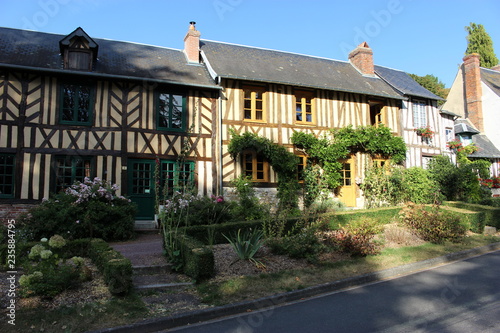 Fotografia Façades de maisons à colombage (Le Bec-Hellouin, Normandie)