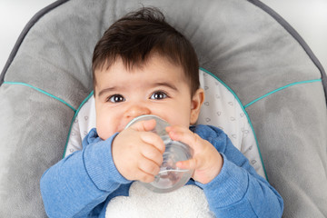 Baby mit Flasche