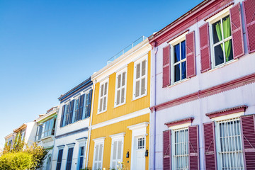 Canvas Print - Houses at Paseo Atkinson Walk at Cerro Concepcion - Valparaiso, Chile