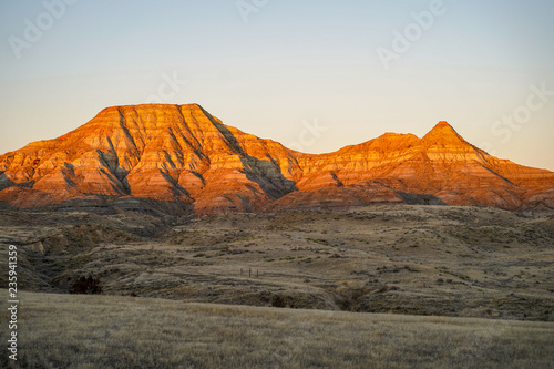фотография Alpenglow on badlands mountain cliffs in Eastern Montana during sunrise, near Mi
