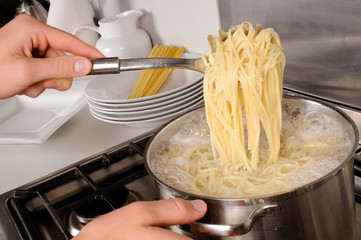 Canvas Print - MAN COOKING SPAGHETTI