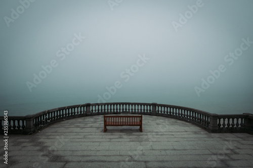 Banco en la niebla junto al mar, Donostia, Gipuzkoa Tablou Canvas