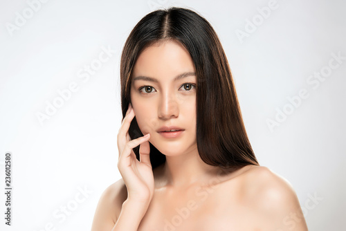 Foto Beautiful Young asian Woman with Clean Fresh Skin
