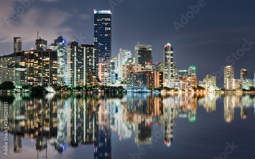 Plakat Miami Skyline odbicie w nocy przez Biscayne Bay