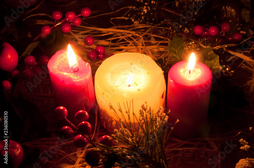 Immagini Natalizie Con Candele.Candele Natalizie Luce Soffusa Delle Candele Natalizie Con Decorazioni Ed Ornamenti Sullo Sfondo Atmosfera Di Natale Buy This Stock Photo And Explore Similar Images At Adobe Stock Adobe Stock