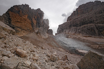Wall Mural - mountaineers equipped face the 
