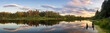 панорама летнего вечернего пейзажа на Уральском озере с соснами на берегу, Россия, август