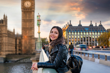 touristin auf sightseeing tour in london auf der westminster brücke vor dem big ben turm