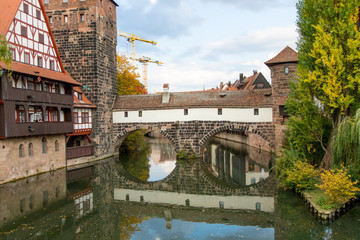 Vista e reflexo no rio de uma das pontes de Nuremberg