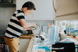 © Rawpixel.com - Little boy doing the dishes