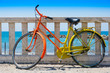 Bicicletta vintage colorata di rosso e giallo in riva al mare in estate