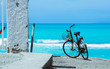 Bicicletta vintage in riva al mare in estate