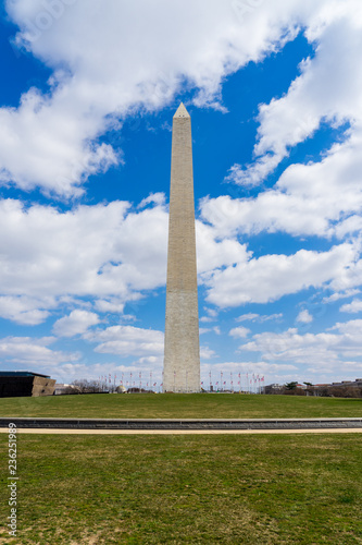 Fotografia Washington Monument and cloudy blue sky background Washington DC, USA