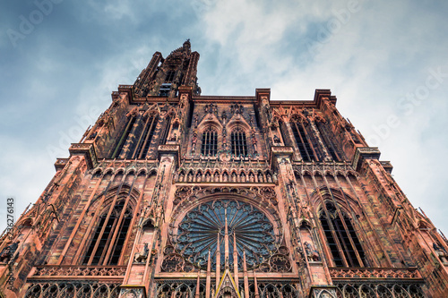 Zdjęcie XXL Ogromna wieża i elegancka architektura zewnętrzna katedry Notre tamy w Strasburgu w Strasburgu we Francji