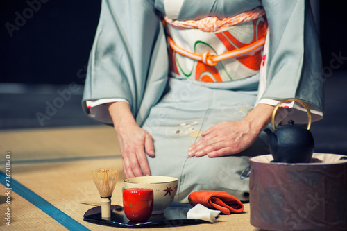 Fotomural a japanese woman shows the tea ceremony during a public demonstration