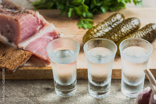 Fotografía Russian drunkenness - vodka and snack - lard, garlic, bread