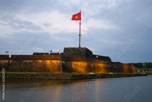Foto The central bastion of the ancient fortress of the Hue city in the night light in the evening twilight