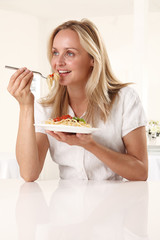 Poster - WOMAN EATING PASTA